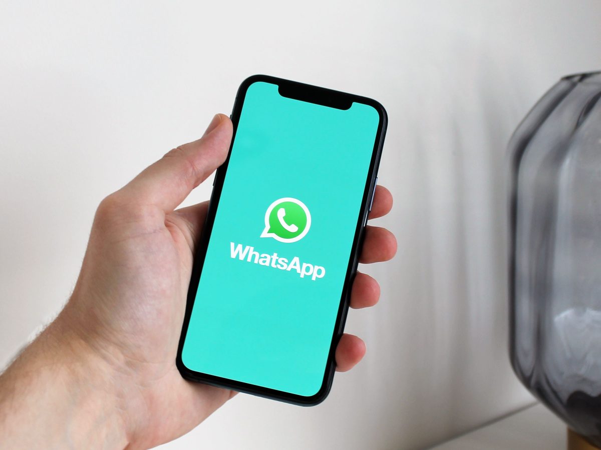 Atendimento automatizado por WhatsApp no celular — Khrony Tech